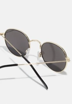 Pier One UNISEX - Sonnenbrille - Black/gold -Herrenbekleidungsgeschäft 7069e7f182e7433fa78a51506b246f89