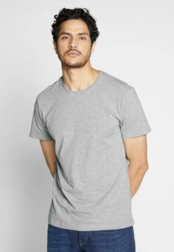 Pier One 4 PACK - T-Shirt Basic - Black/white/blue -Herrenbekleidungsgeschäft 787cce0b7b46477b88eb701d23146d85