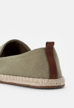 Pier One RENA ESPADRILLE UNISEX - Espadrille - Olive -Herrenbekleidungsgeschäft 8b1ef3dce9d344a08d816af96a53324d