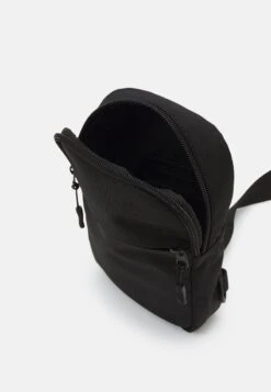 Pier One Gürteltasche - Black -Herrenbekleidungsgeschäft c75c8bdf8b8541419b96d7dba0f5d743