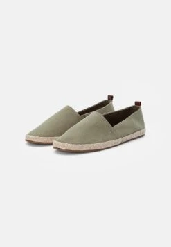 Pier One RENA ESPADRILLE UNISEX - Espadrille - Olive -Herrenbekleidungsgeschäft d5d60608eb9b432d87e5491dbc7d9859